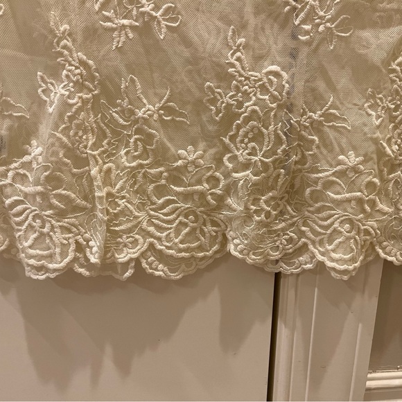 Banana Republic Size Medium cream sheer button up blouse - Picture 6 of 6